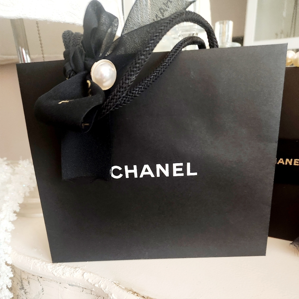 ❌️SOLD DIRECTLY ❌️CHANEL 100th Anniversary Pearl + Charm Necklace - Picture 6 of 16